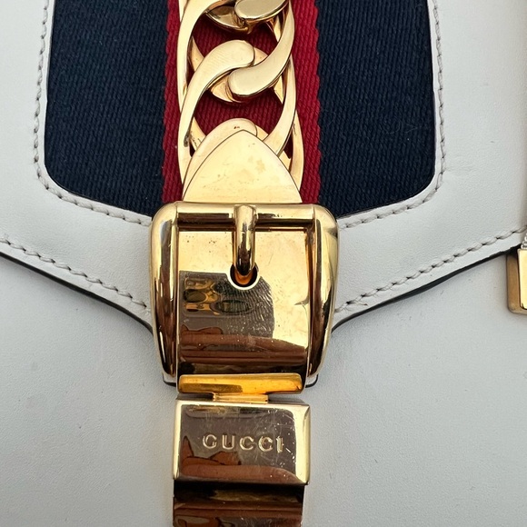 Authentic Gucci Mini Sylvie Cream Crossbody Bag with Bow - Picture 3 of 13